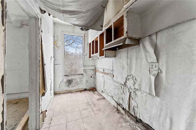 435 E Burgess St, Perry Hilltop, PA 15214