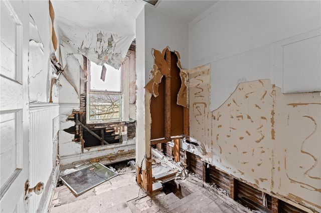 435 E Burgess St, Perry Hilltop, PA 15214