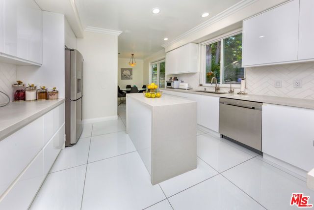 5711 Aura, Tarzana (los Angeles), CA 91356