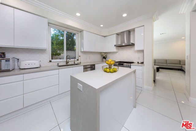 5711 Aura, Tarzana (los Angeles), CA 91356