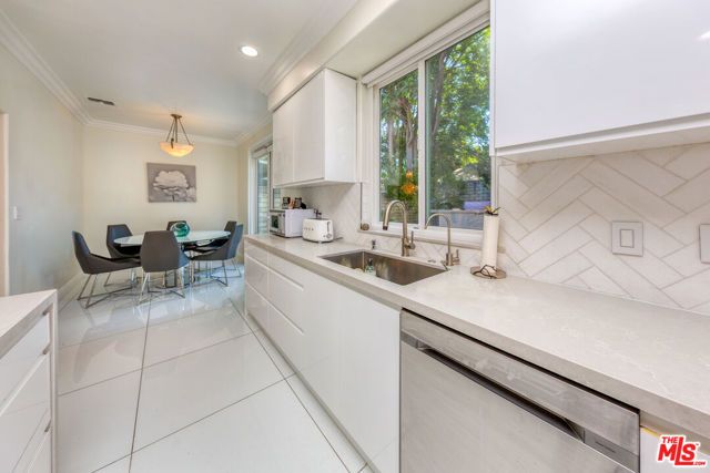 5711 Aura, Tarzana (los Angeles), CA 91356