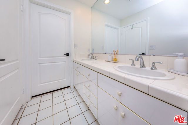5711 Aura, Tarzana (los Angeles), CA 91356