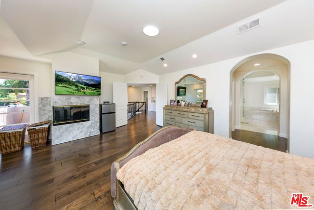 5711 Aura, Tarzana (los Angeles), CA 91356