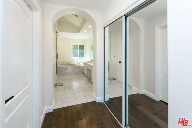 5711 Aura, Tarzana (los Angeles), CA 91356