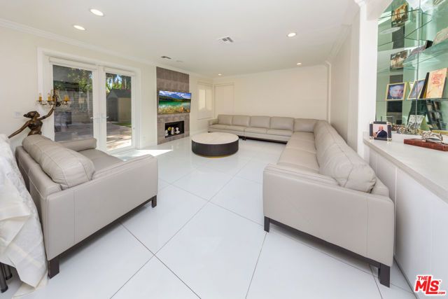 5711 Aura, Tarzana (los Angeles), CA 91356