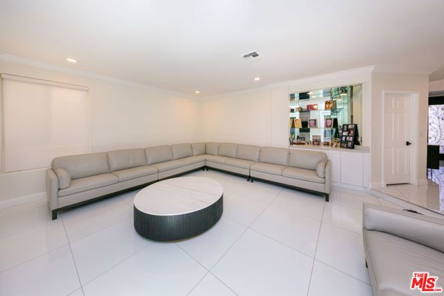 5711 Aura, Tarzana (los Angeles), CA 91356