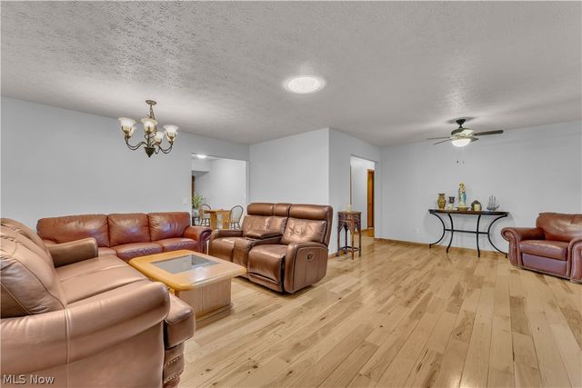 306 S Colonial Drive, Cortland, OH 44410
