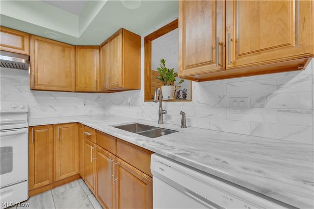 306 S Colonial Drive, Cortland, OH 44410