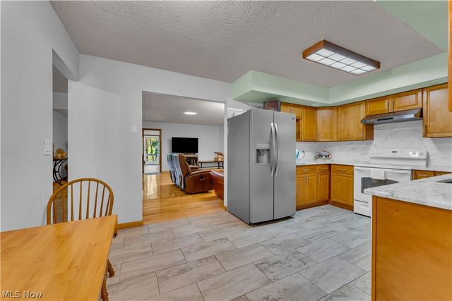 306 S Colonial Drive, Cortland, OH 44410