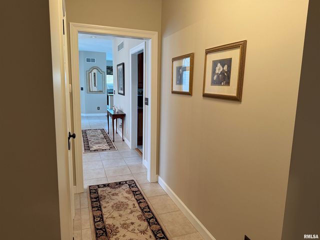 7528 Wentworth Drive, Springfield, IL 62711