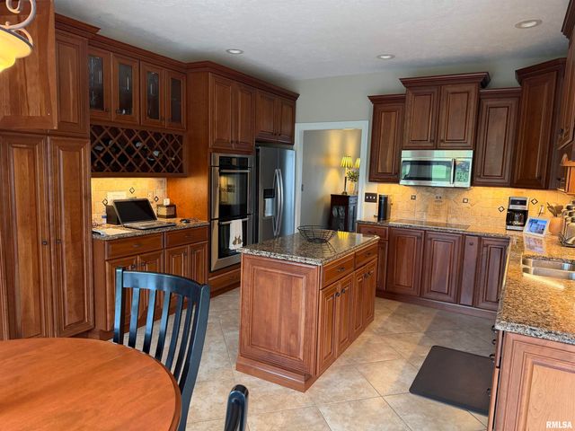 7528 Wentworth Drive, Springfield, IL 62711