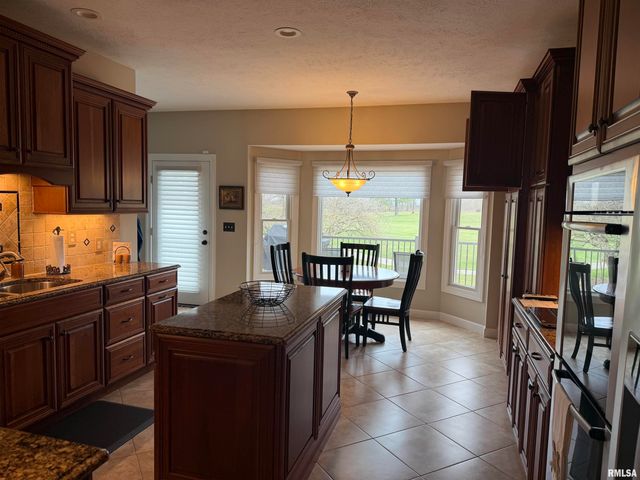 7528 Wentworth Drive, Springfield, IL 62711