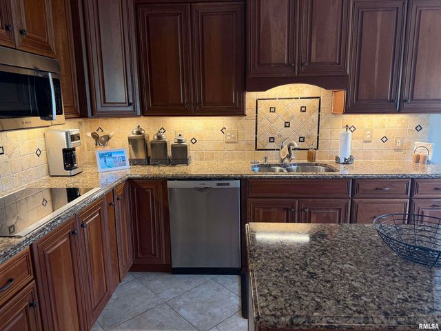 7528 Wentworth Drive, Springfield, IL 62711