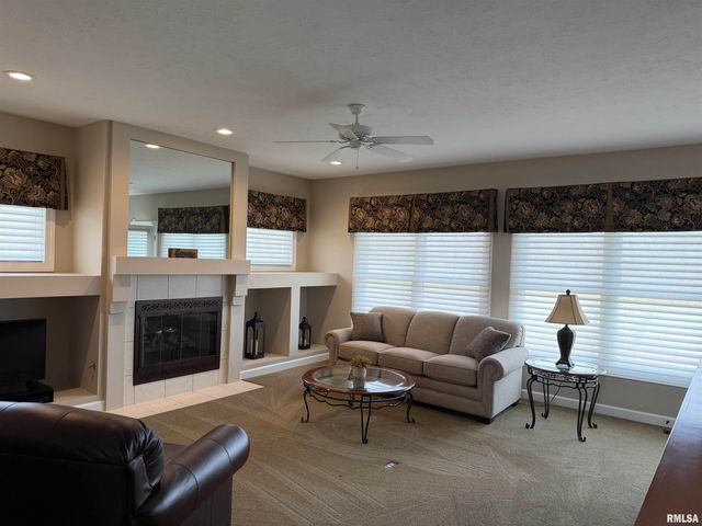 7528 Wentworth Drive, Springfield, IL 62711