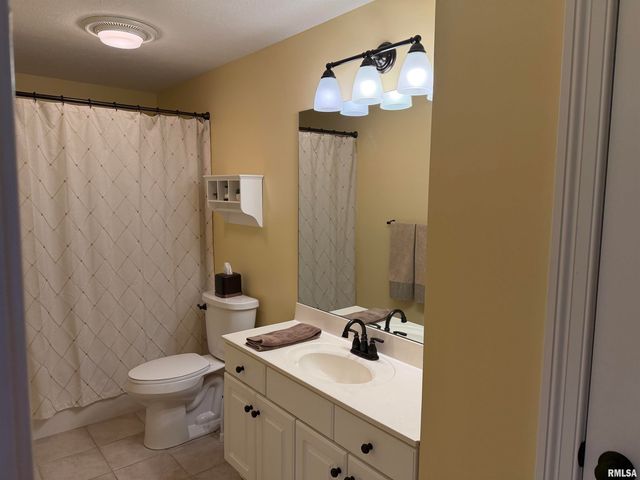 7528 Wentworth Drive, Springfield, IL 62711