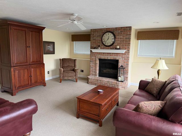 7528 Wentworth Drive, Springfield, IL 62711