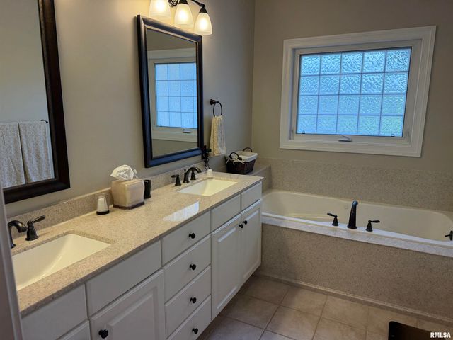 7528 Wentworth Drive, Springfield, IL 62711