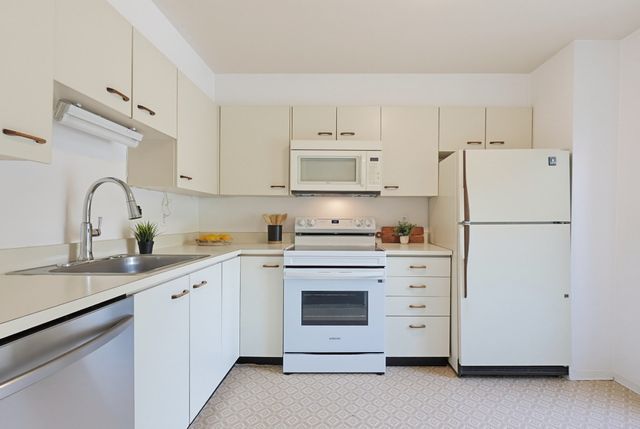 4 Summit Dr 001, Reading, MA 01867