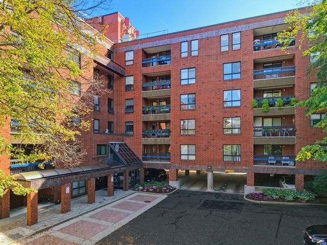4 Summit Dr 001, Reading, MA 01867