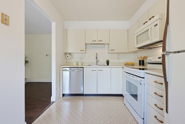 4 Summit Dr 001, Reading, MA 01867
