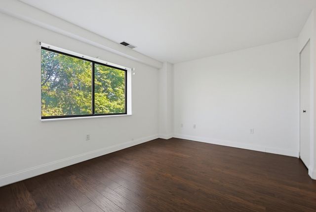4 Summit Dr 001, Reading, MA 01867