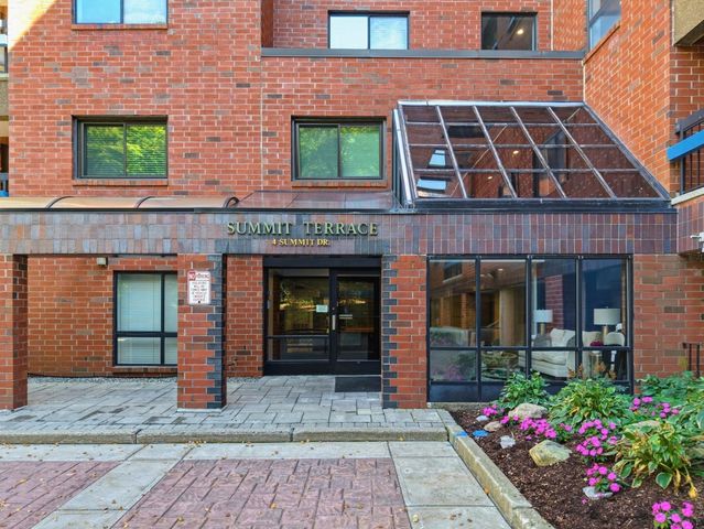 4 Summit Dr 001, Reading, MA 01867