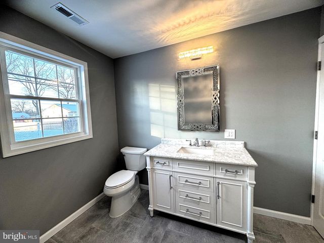 25 OVAL TURN LN, Levittown, PA 19055