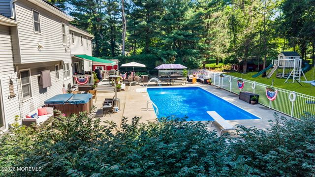 4 Crestview Court, Farmingdale, NJ 07727