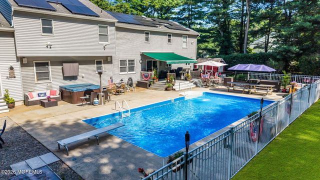 4 Crestview Court, Farmingdale, NJ 07727