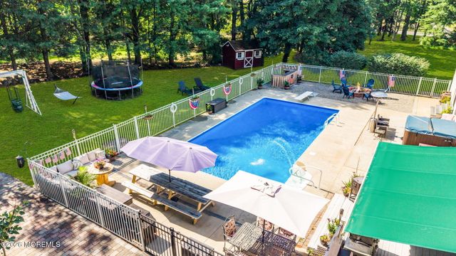 4 Crestview Court, Farmingdale, NJ 07727