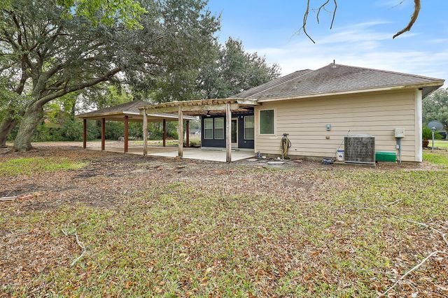 3227 Fm 2936, Anahuac, TX 77514