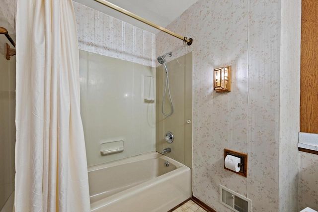 1501 E Fitzsimmons ROAD, Oak Creek, WI 53154
