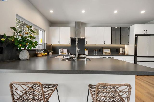 354 49th, Oakland, CA 94609