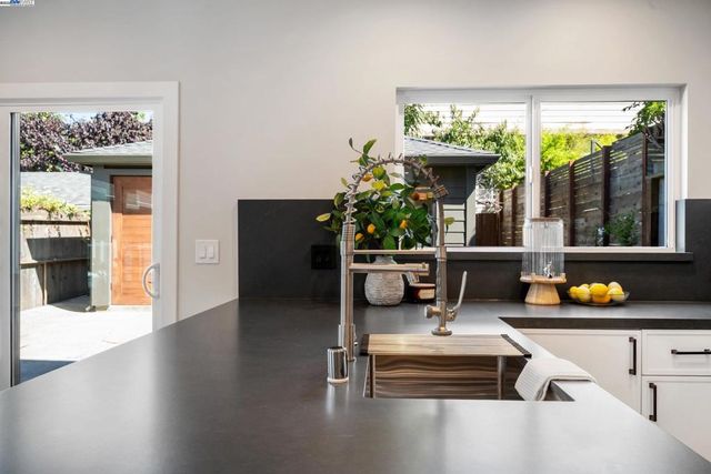 354 49th, Oakland, CA 94609