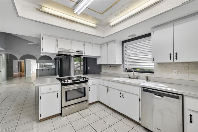 1902 SE 12th ST, Cape Coral, FL 33990