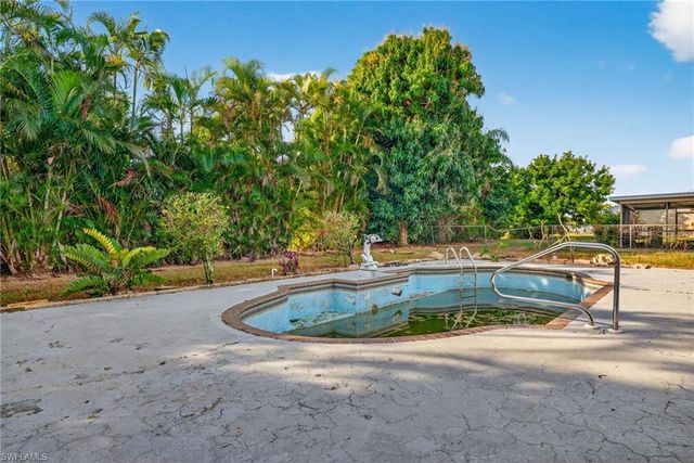 1902 SE 12th ST, Cape Coral, FL 33990