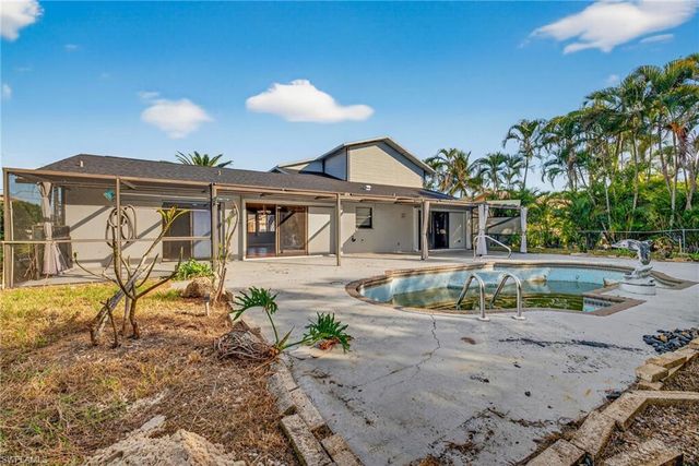 1902 SE 12th ST, Cape Coral, FL 33990