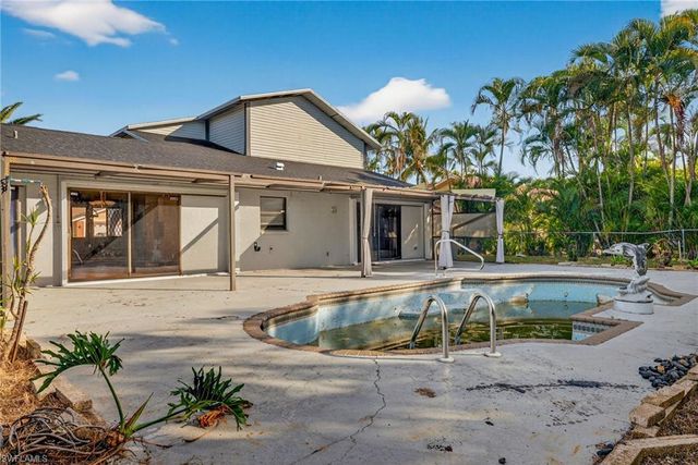 1902 SE 12th ST, Cape Coral, FL 33990