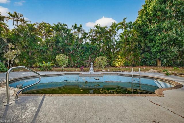 1902 SE 12th ST, Cape Coral, FL 33990