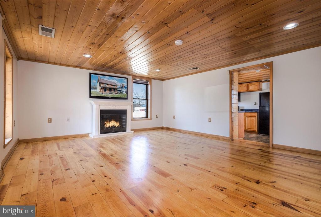 36 RUNNYMEADE RD, Bunker Hill, WV 25413