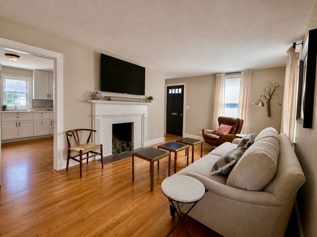 26 Grandview St, Springfield, MA 01118
