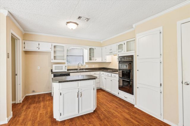5711 Tumbleweed Court, Arlington, TX 76017