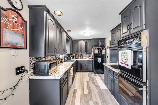 31 Stone Path Ln, West Springfield, MA 01089