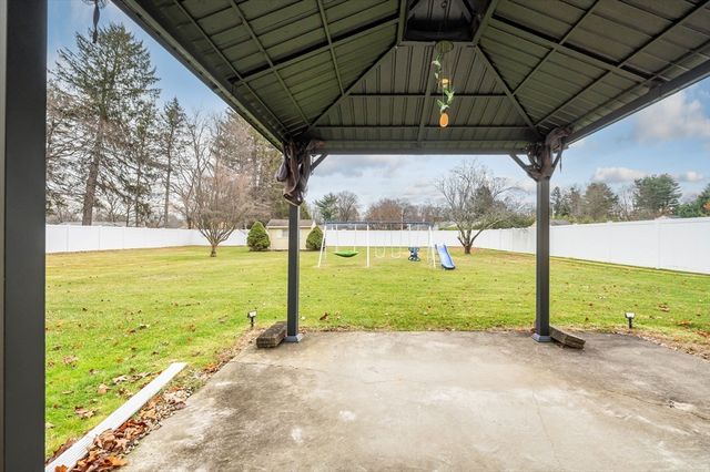 31 Stone Path Ln, West Springfield, MA 01089