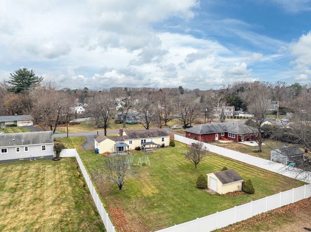 31 Stone Path Ln, West Springfield, MA 01089