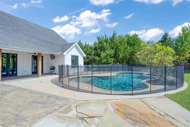 303 Cates Road, Van Alstyne, TX 75495