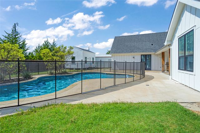 303 Cates Road, Van Alstyne, TX 75495