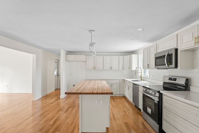32 Laurel Ln, Raynham, MA 02767