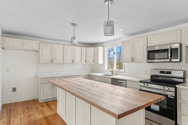 32 Laurel Ln, Raynham, MA 02767