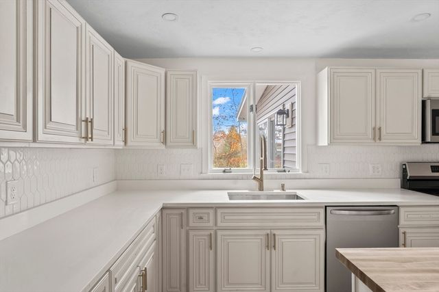 32 Laurel Ln, Raynham, MA 02767